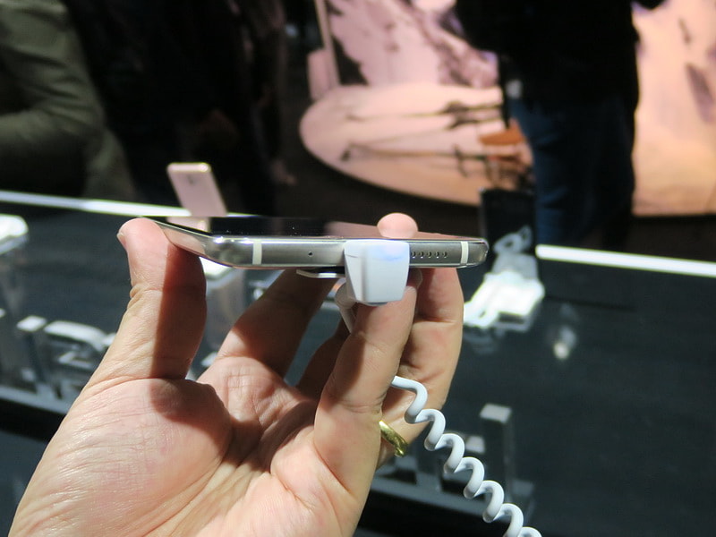 底面はUSB Type-C外部接続端子を備える