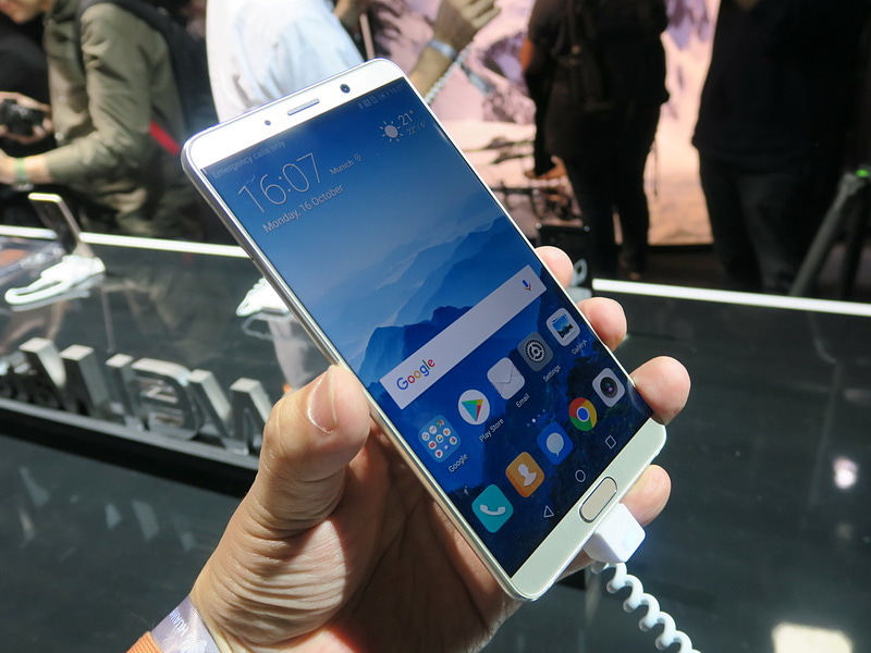 HUAWEI Mate 10の前面。指紋センサーがディスプレイの下側に備えられている