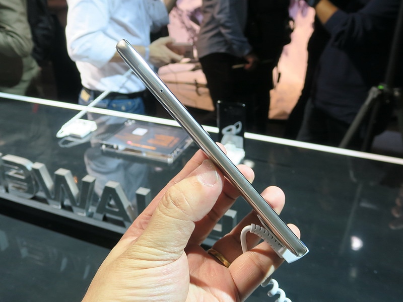 左側面には上側にSIMカードトレイが備えられている。ピンを挿して、取り出すタイプ