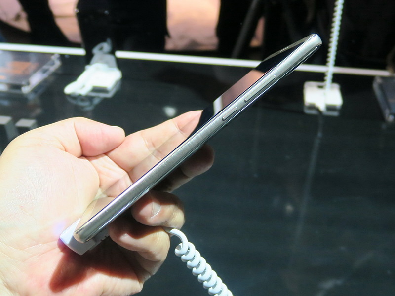 右側面は音量キーと電源キーを備える。基本的なレイアウトは他のファーウェイ端末とほぼ統一されている