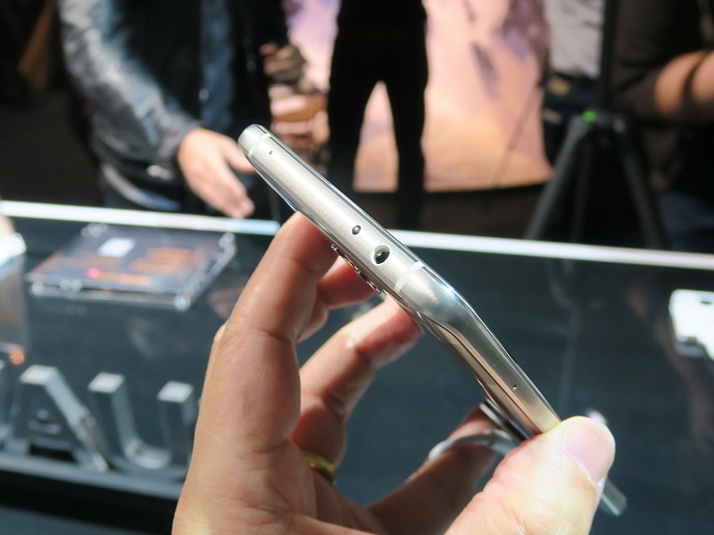 上面には3.5mmイヤホンマイク端子を備える