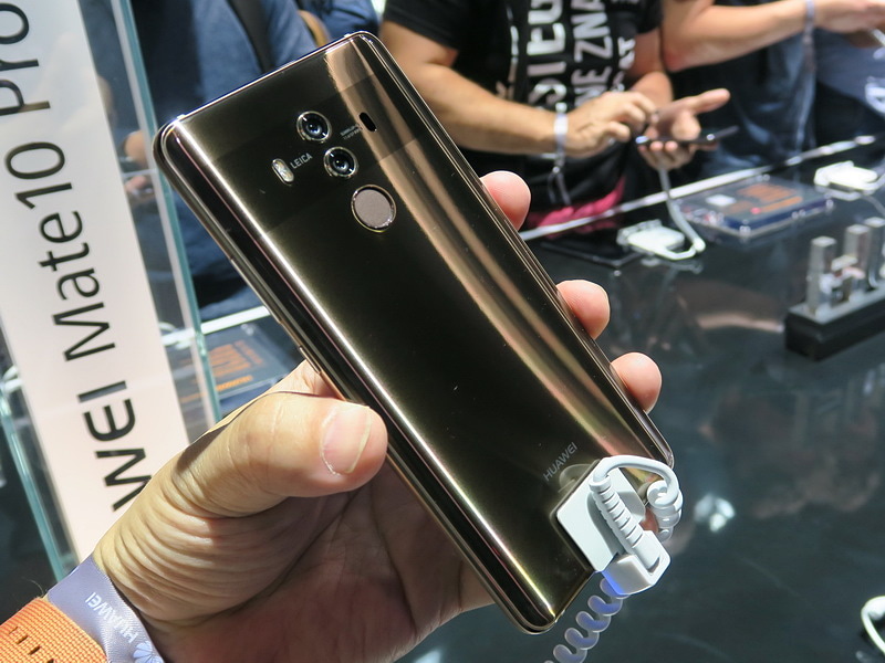 背面中央に指紋センサー、その上にデュアルカメラを縦並びで搭載。カメラ部分にうっすらと帯のようなパターンが施されている。