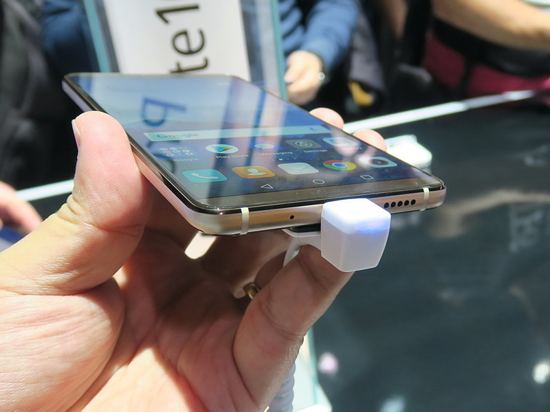 底面はUSB Type-C外部接続端子を備える。3.5mmイヤホンマイク端子はない