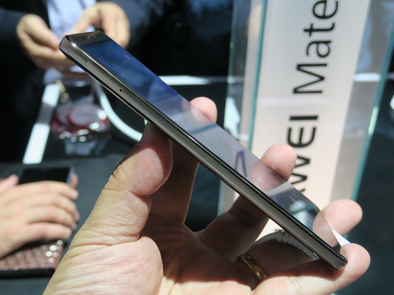 左側面は上側にSIMカードトレイが備えられている。ピンを挿して、取り出すタイプ