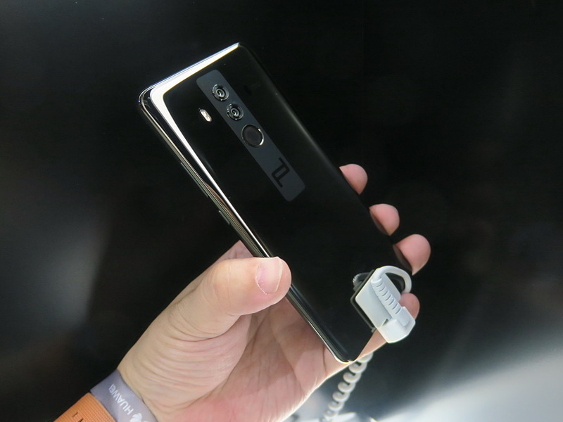 背面には指紋センサー、デュアルカメラ、LEDフラッシュなどを備え、PORSCHE DESIGNのロゴマークも描かれている