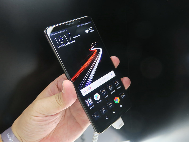 PORSCHE DESIGN Mate 10の本体前面。名称は「Mate 10」だが、内容は「HUAWEI Mate 10 Pro」とほぼ同じ仕様。ディスプレイの下側には「PORSCHE DESIGN」のロゴがプリントされる