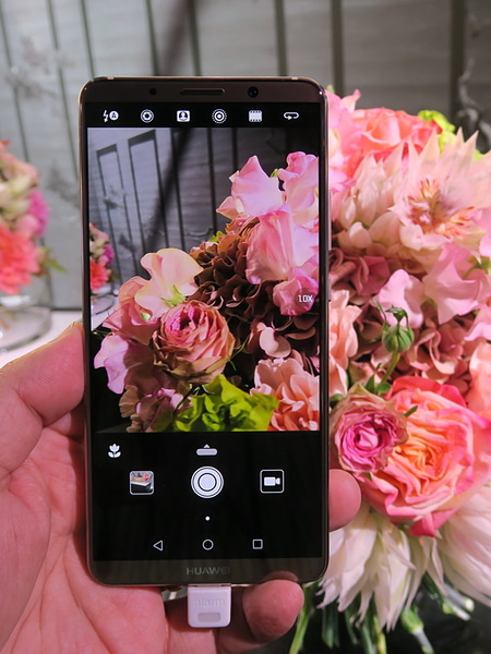 カメラの被写体認識機能を本物の花束で試したところ。左下に花のアイコンが表示される