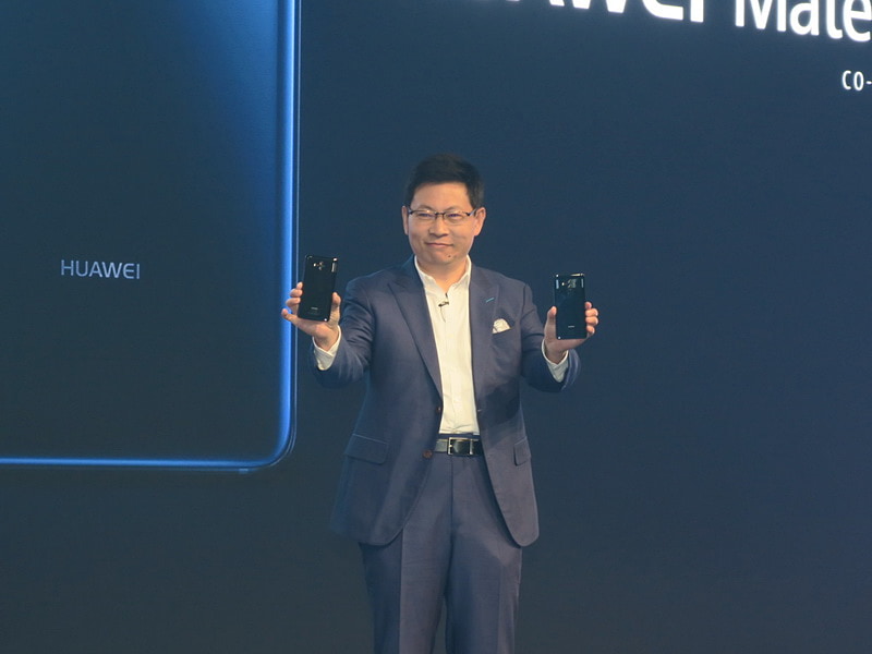 「HUAWEI Mate 10」「HUAWEI Mate 10 Pro」を持ち、アピールするRichard Yu氏