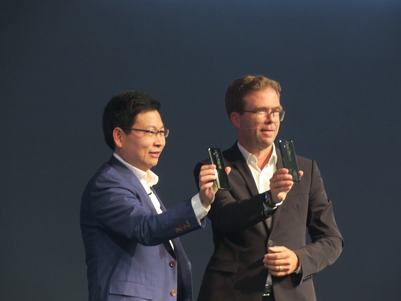 Porsche DesignのCEOのDr. Jan Becker氏（右）と共に、PORSCHE DESIGN Mate 10をアピールするRichard Yu氏