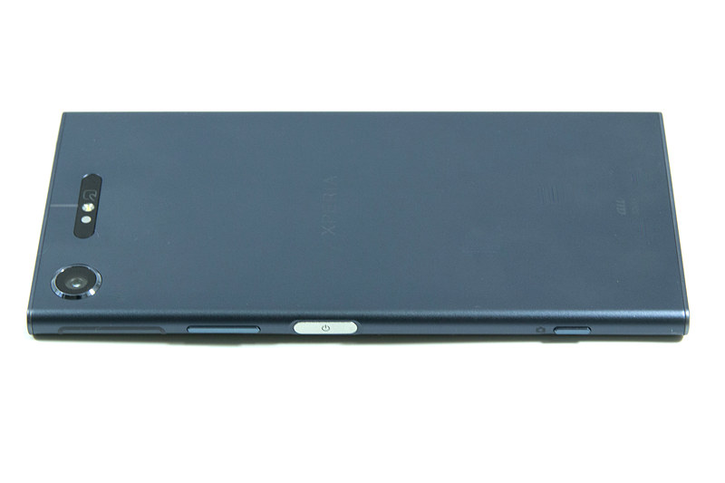 電源ボタンに指紋センサーを備える。シャッターボタンを搭載