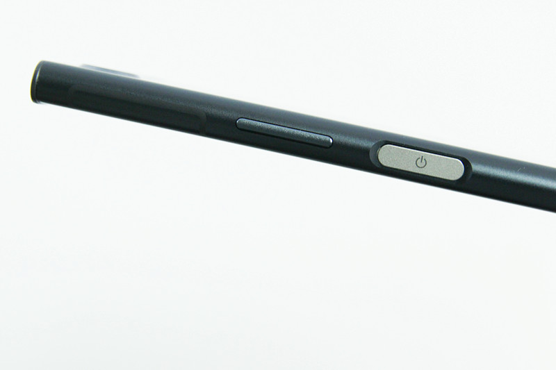 電源ボタンに指紋センサーを備える。シャッターボタンを搭載