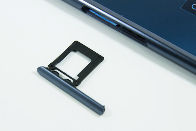 NTTドコモ版Xperia XZ1 Compact（右）とのサイズ比較