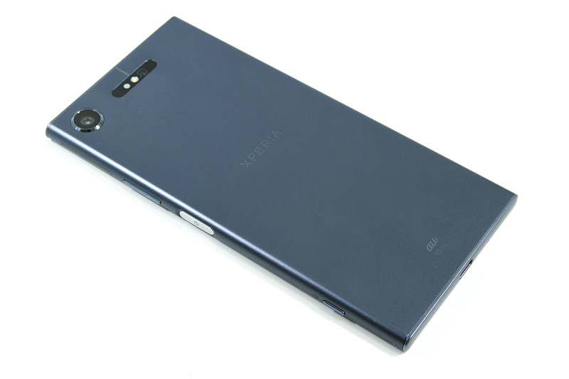 NTTドコモ版Xperia XZ1 Compact（右）とのサイズ比較