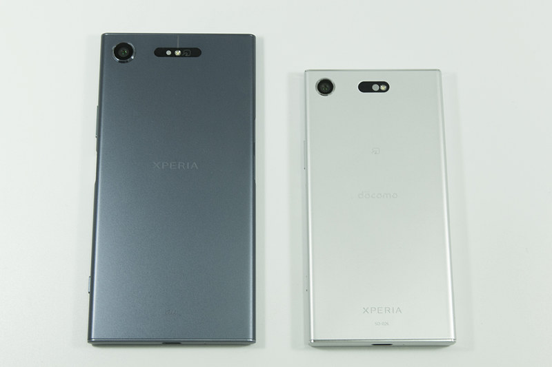 NTTドコモ版Xperia XZ1 Compact（右）とのサイズ比較