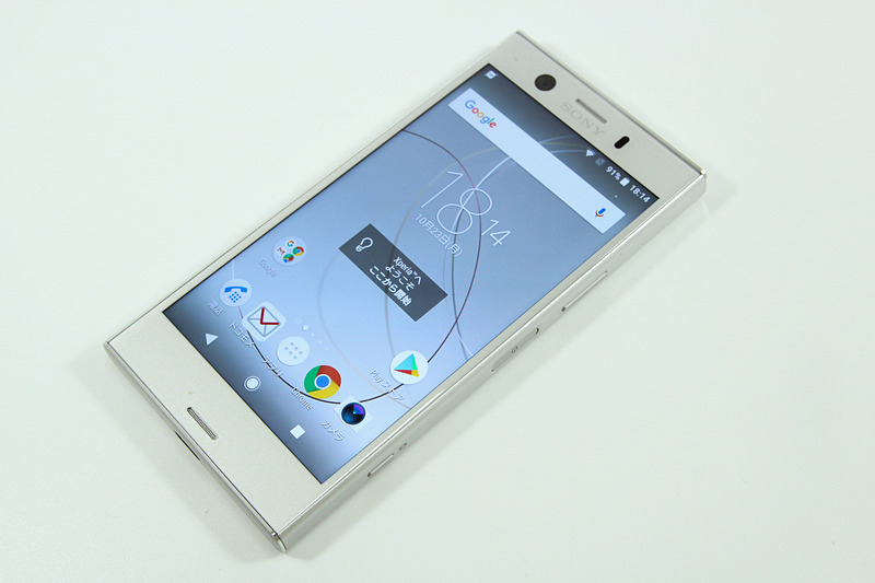 au版Xperia XZ1（左）とのサイズ比較