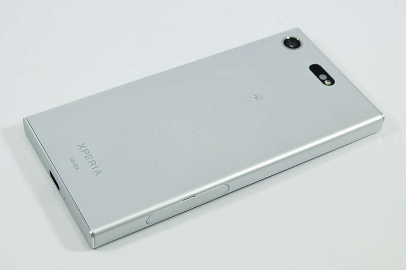au版Xperia XZ1（左）とのサイズ比較