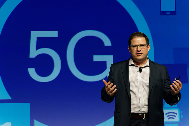 Qualcomm Technologiesのクリスティアーノ・アモン氏がキーノートスピーチ。壇上にはゲストも招いた