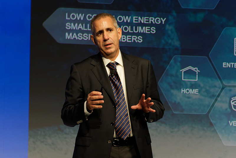 クアルコムとともに5Gネットワークや5G機器の普及に取り組むEricsson 東南アジア地域担当のルカ・オルシーニ氏が壇上に招かれ、講演