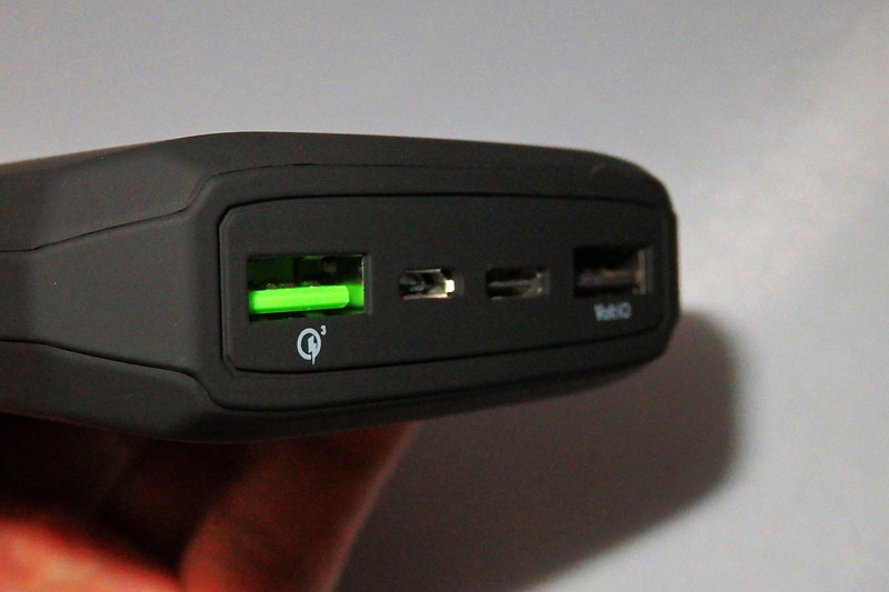 手前緑色のポートがQC・FCP対応の急速充電用のポートです。その奥は、入力用のmicroUSB、入出力兼用のType-C、さらに奥に急速充電ではないUSB充電ポートがあります
