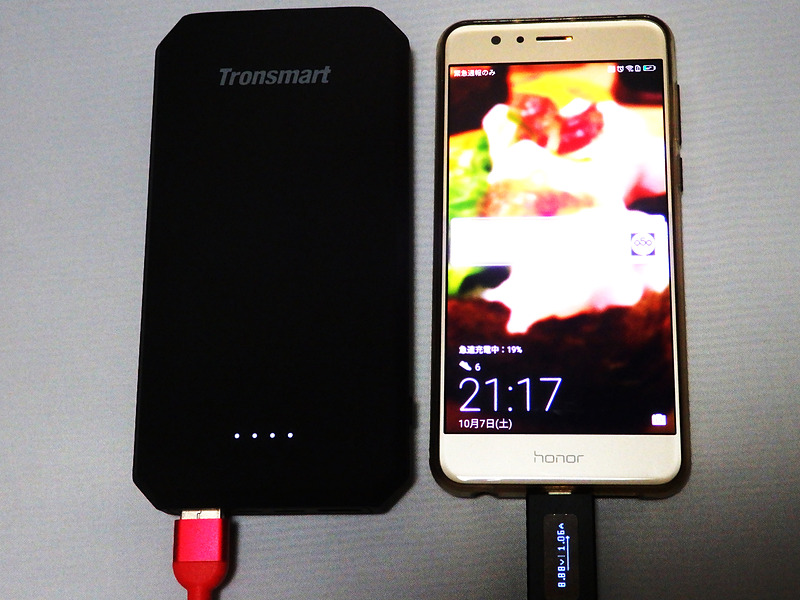 Huawei honor 8の充電中。9Vの電圧がかかっているのがわかります