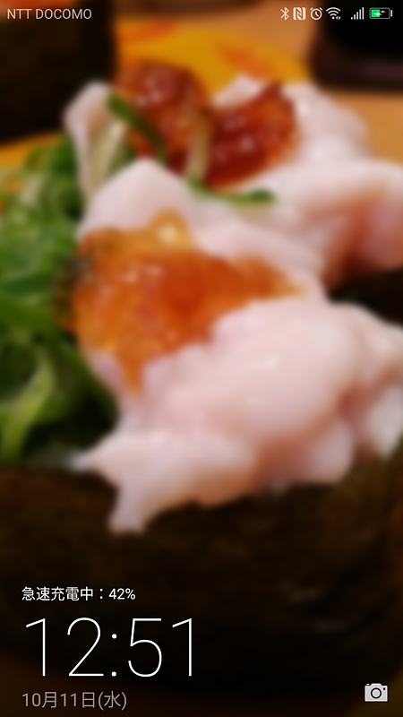 左下、ちょっと小さい表示ですが、honor 8の画面に「急速充電中」の文字が