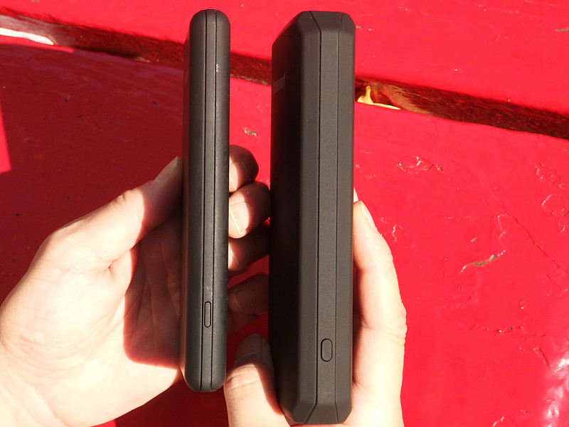 Presto 10000と厚みを比べてみました。Edge 20000は相応に重いです。厚みも倍以上ありますね。