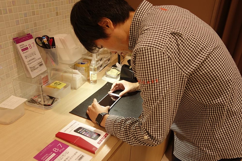 フィルム貼りの様子。今回はUNiCASE東急プラザ表参道原宿の白川さんに貼ってもらった。熟練のフィルム貼り職人である