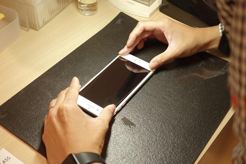 迷いのない動作で位置決めしてフィルムを貼る。不慣れな筆者はここを何度もやり直してフィルムが汚れていってしまう……