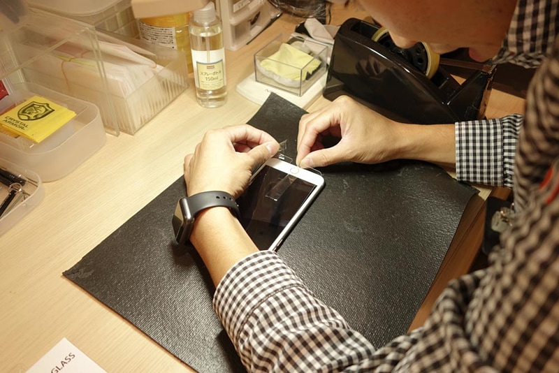 フィルムを少し剥がしてホコリを取っていく。フィルムを剥がすときにもセロテープの粘着力を使う。指紋のあとも一切残さない