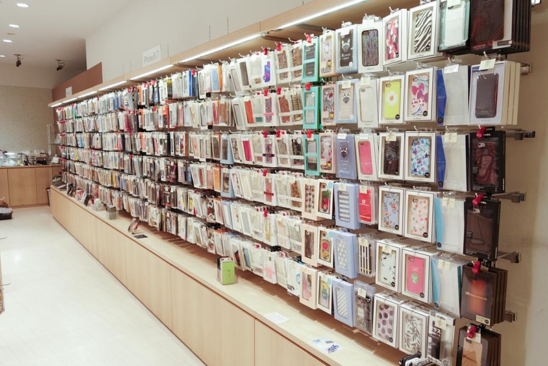 iPhone 7/8のケースの棚（Plusは別の棚）。このうち一部がiPhone Xになるイメージ