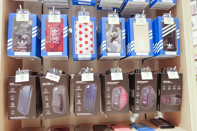 adidasブランドのケースは原宿にあるadidasショップ以上の品揃え。このようにUNiCASEでしか買えないデザインのケースも多い