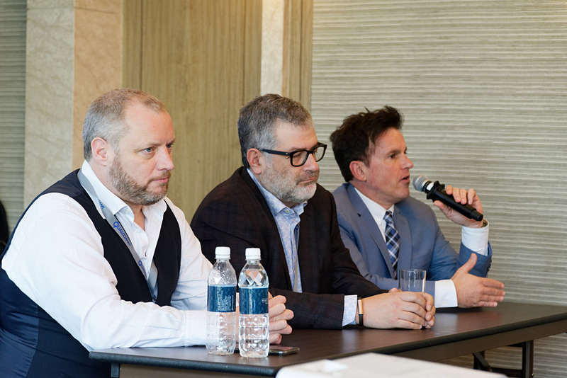 左からEE and BTのトム・ベネット氏、マイクロソフト Windows部門グループプログラムマネージャーのピート・バーナード氏、クアルコム・テクノロジーズ プロダクトマーケティング部門 バイス・プレジデント ドン・マクガイア氏