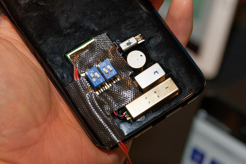 既存端末の裏に振動モータが取り付けられているデモ用実験機