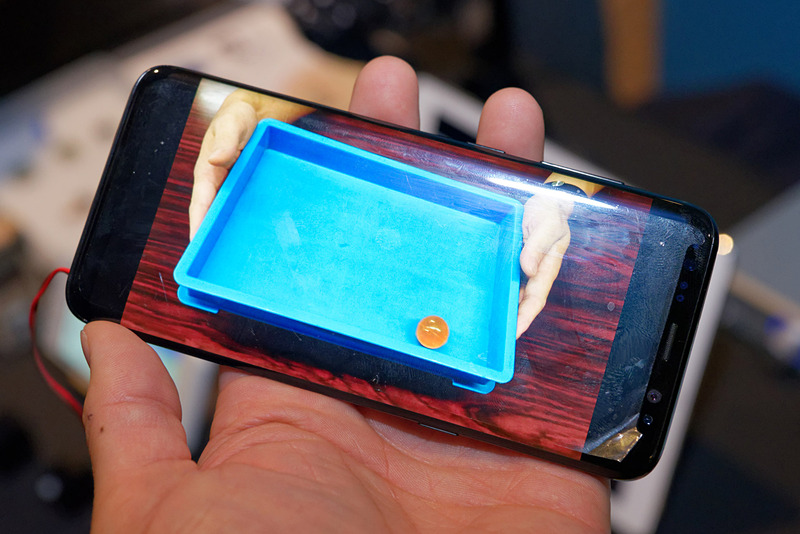 動画のサウンドや、あらかじめ作成したプログラムに沿って振動モータが稼働し、リアリティのある振動を手に伝えるデモ。ボールが転がるわずかな振動と、ボールが容器の側面に当たる瞬間的な振動などがはっきり区別できる