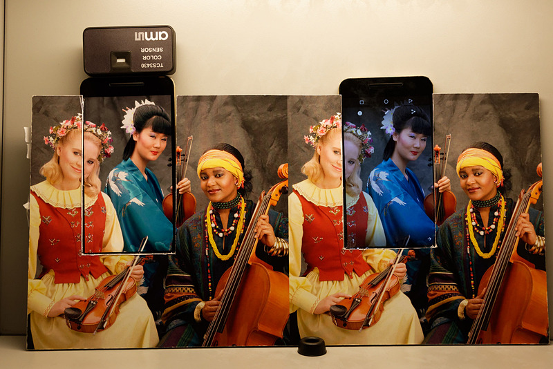 AMS-TAOSという米国企業が展示していた「ペーパーライクな見た目を実現する」カラーセンサー。左側が同技術を用いた端末。照明の色温度を変えても瞬時に適切な色合いに切り替わり、周囲の印刷物と遜色のない自然な見た目となる。対して右側の従来端末は青みがかり、暗く感じる