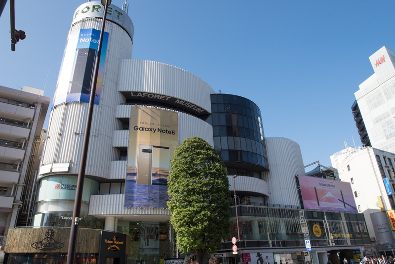 原宿のラフォーレは広告スクリーンの3面すべてがGalaxy Note8に