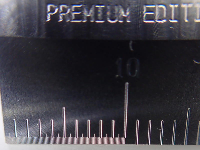 明確に誤差なく0.1mm（100ミクロン）幅で目盛が刻まれている