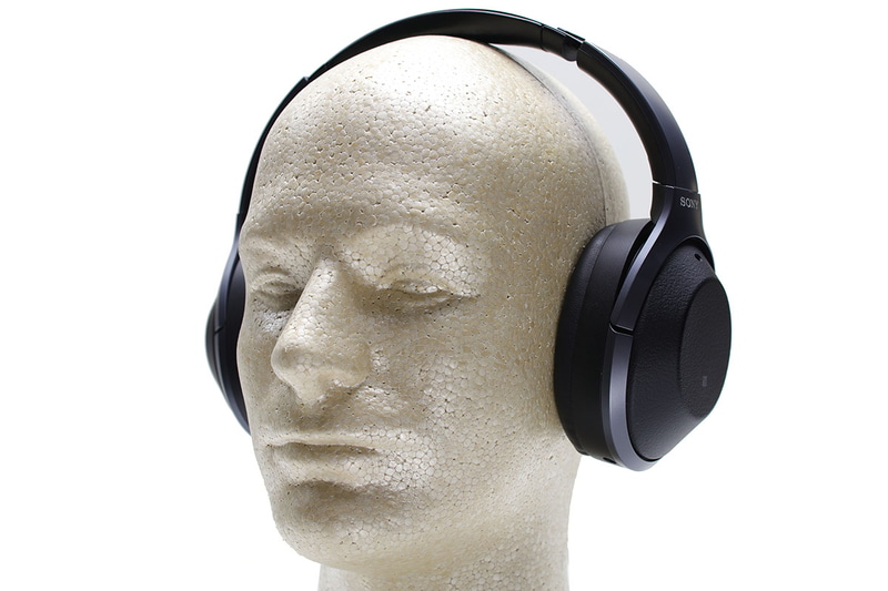 オーバーヘッド型としてはわりとスマートなヘッドホンです。質量は約275g。主なコネクタやボタン類は、NCオンオフボタン、電源ボタン、外部入力ジャック、充電用microUSBポートです。右側ドライバ外面はタッチセンター搭載で、曲の送り戻しや受話操作（通話もできます）などをタッチ操作で行えます。