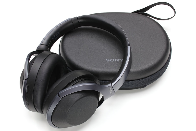 専用のセミハードキャリングケースが付属します。ドライバ部を畳むようにして収納可能。