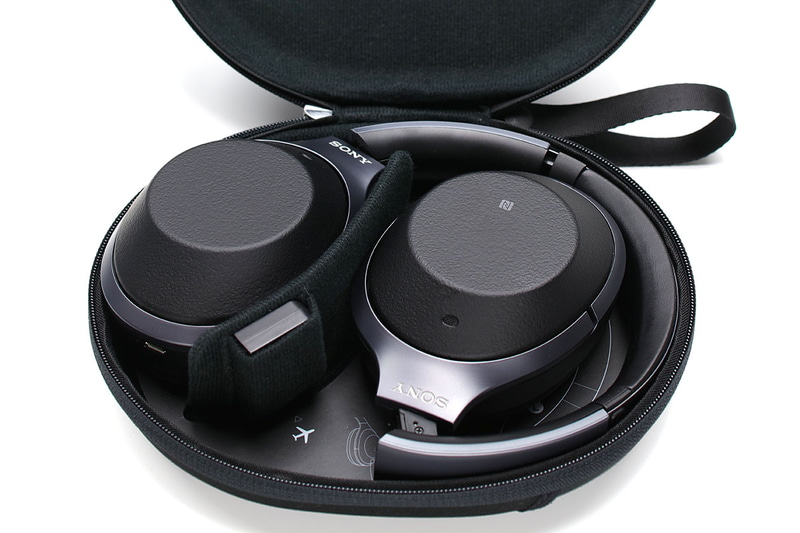 専用のセミハードキャリングケースが付属します。ドライバ部を畳むようにして収納可能。