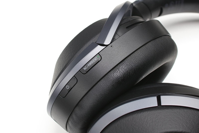 ヘッドホンの「NC/AMBIENTボタン」を押すたびに動作モードが変わります。「NCオン/緑ランプ点灯」→「外音取り込み機能オン/黄ランプ点滅」→「NCオフ/緑ランプ点滅」の繰り返し。後述の「クイックアテンション機能」を使っている間は、黄ランプが速く点滅します。