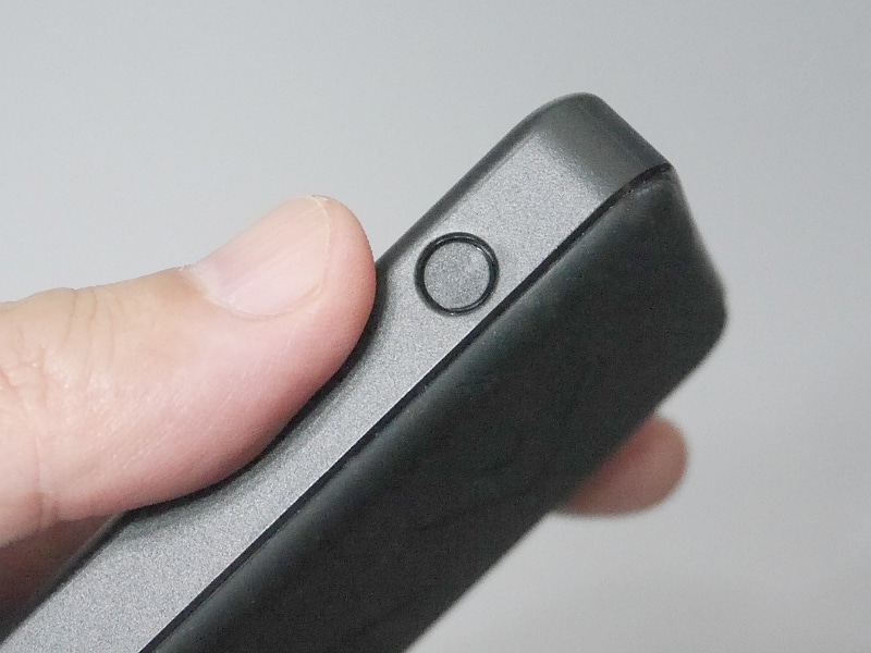 側面には充電開始ボタンを備える