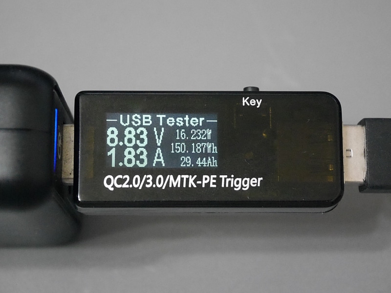 本製品へのチャージ時は、Quick Charge対応の充電器を用いることで、このように最大8.8V/1.8Aで急速充電が行える