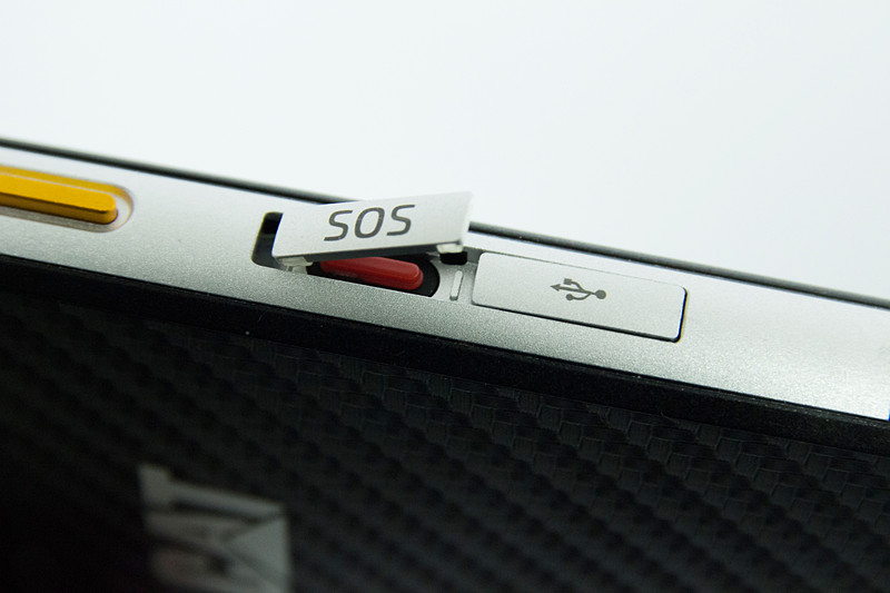 SOSボタンを備える。緊急連絡先への位置情報通知などを設定できる