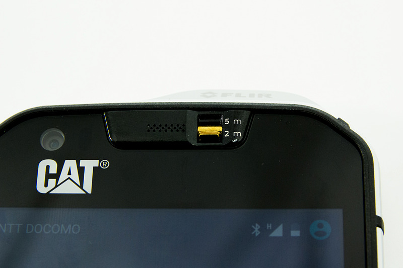 前面スピーカーをスイッチで塞ぐと、5mの防水性能を確保できる。スイッチオフの状態は2mまでの防水使用