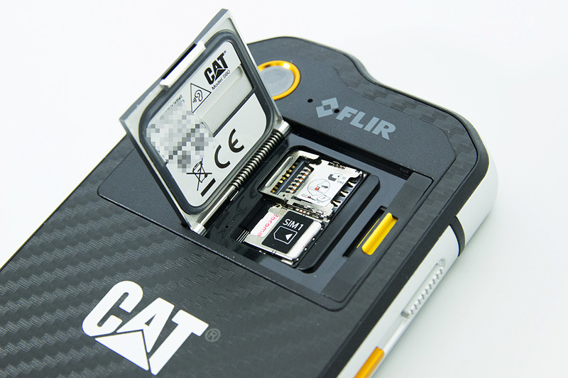 SIM/microSDスロットは背面キャップ内。nanoSIM2枚とmicroSDを併用可能。SIMスロットの片方はGSMのみ対応