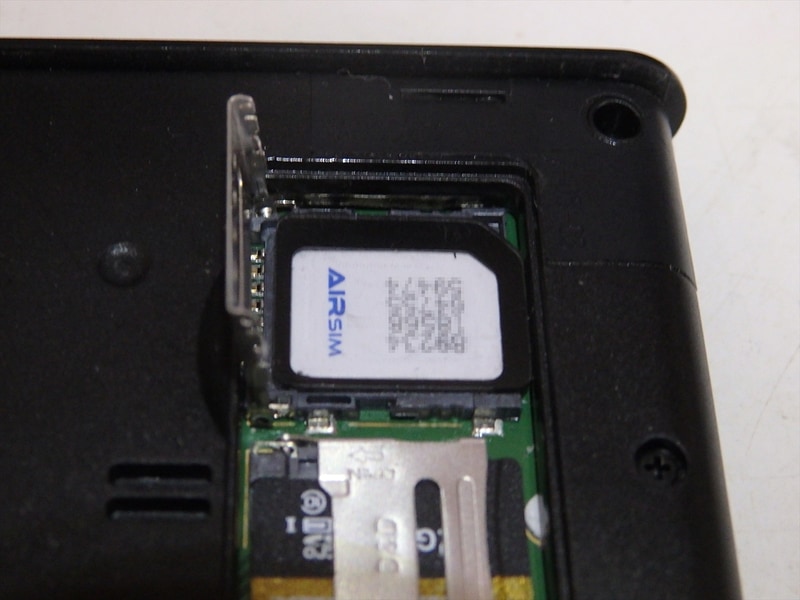 NuAns NEO [Reloaded]のSIMソケットは留め金式。これは壊れる以前に撮影しておいた写真