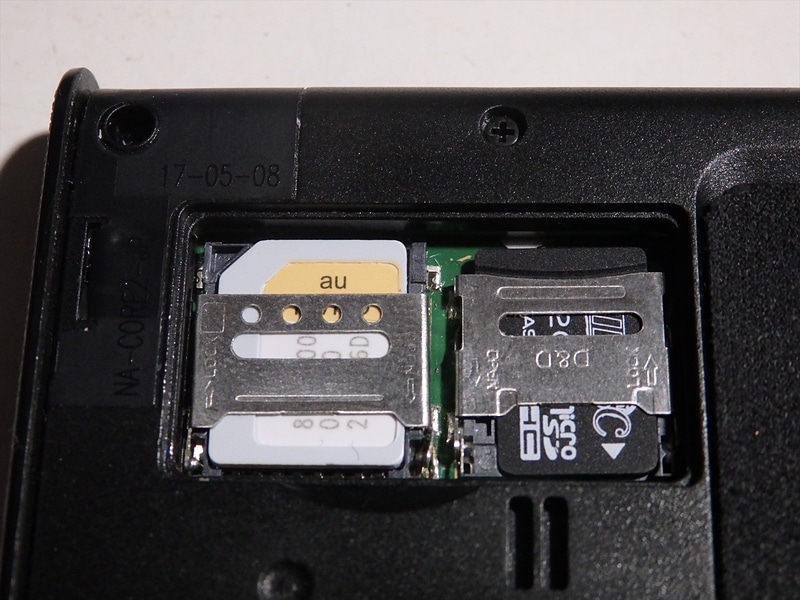 取り付けたソケットの留め金。無理矢理なので右足が曲がっちゃってるの、わかりますか？