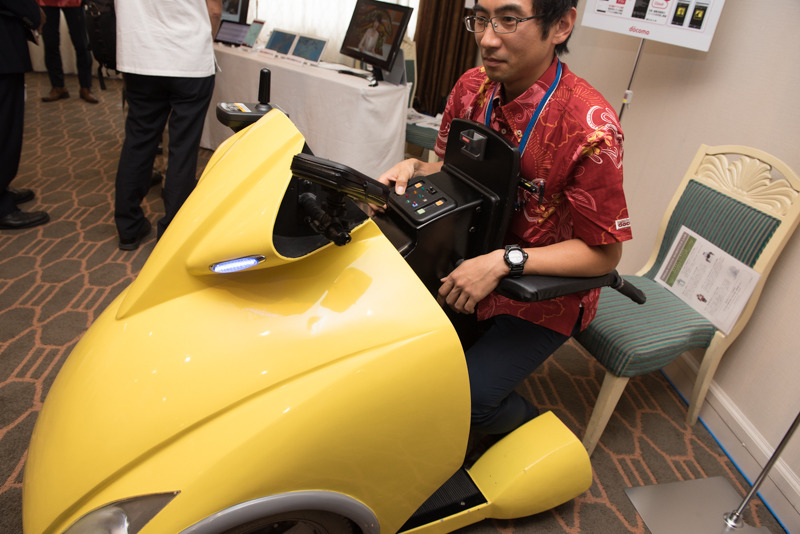 車椅子などから乗り移りやすいよう、後ろからそのまま乗れて、座席が上昇する仕組み