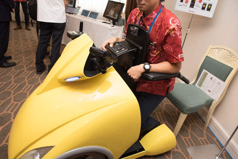 車椅子などから乗り移りやすいよう、後ろからそのまま乗れて、座席が上昇する仕組み